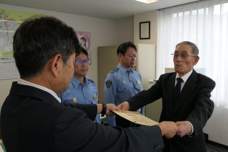 賞状を受け取る髙山さん