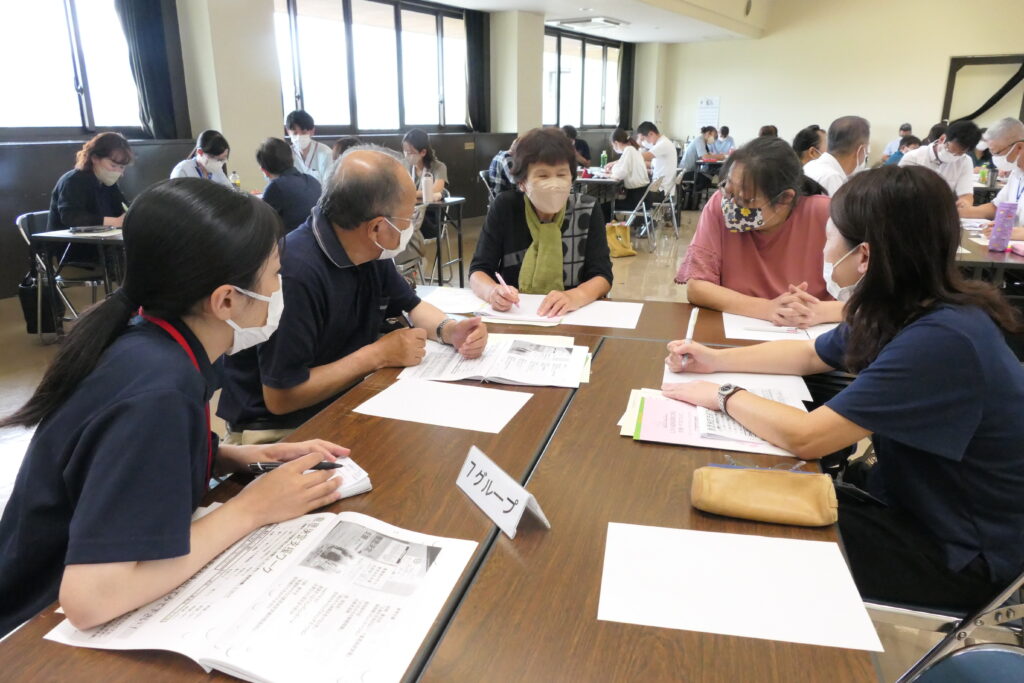 実践的な模擬に取り組む参加者