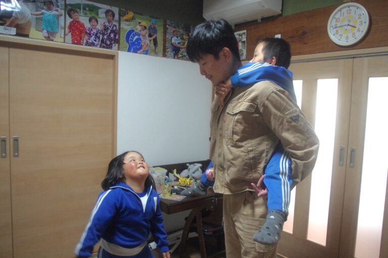 子どもたちと遊ぶ男性社員=岡山県鏡野町で