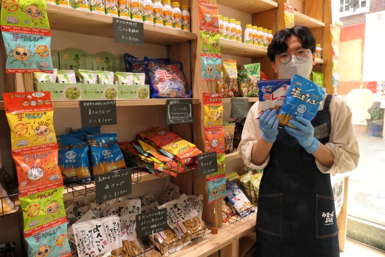 学生たちが選んだ高知県の名産品が並ぶ店内
