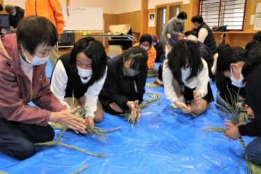 「お正月におじいちゃんの家に掛けたい」小学生がしめ飾り作りにチャレンジ／岡山・津山市