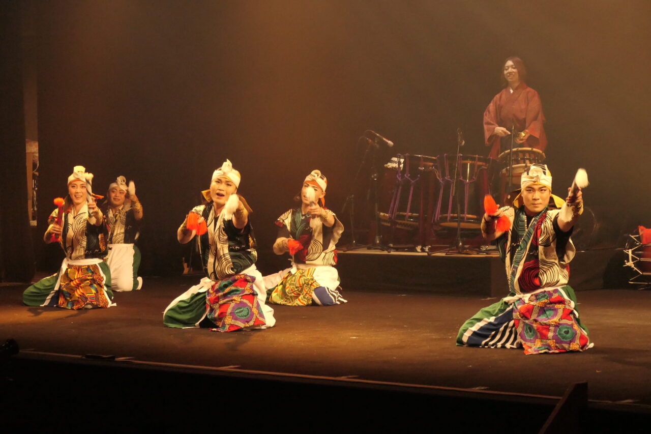 迫力と躍動感に満ちた宮坂流の舞台=岡山県津山市で