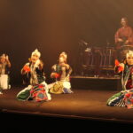 迫力と躍動感に満ちた宮坂流の舞台=岡山県津山市で