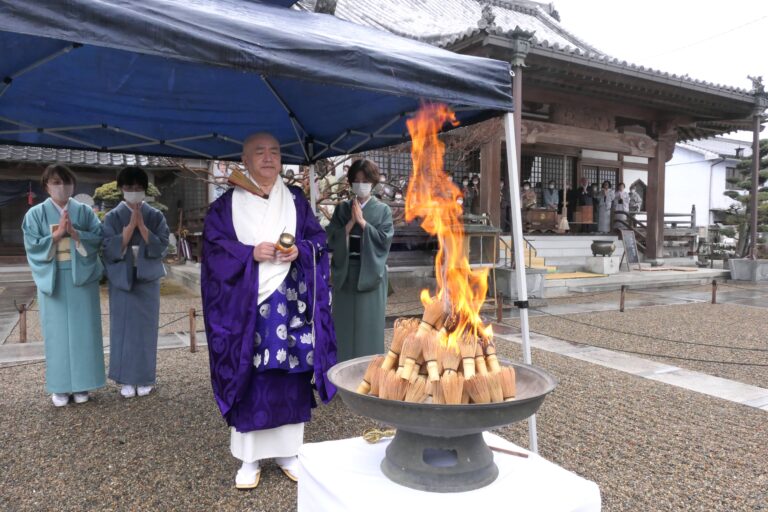 手を合わせて茶せんを供養する参加者=岡山県津山市で