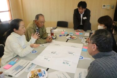 久世校地の活用策について意見を出し合う参加者=岡山県真庭市で