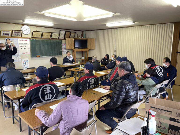地震発生時の注意点を学ぶ参加者=岡山県津山市で