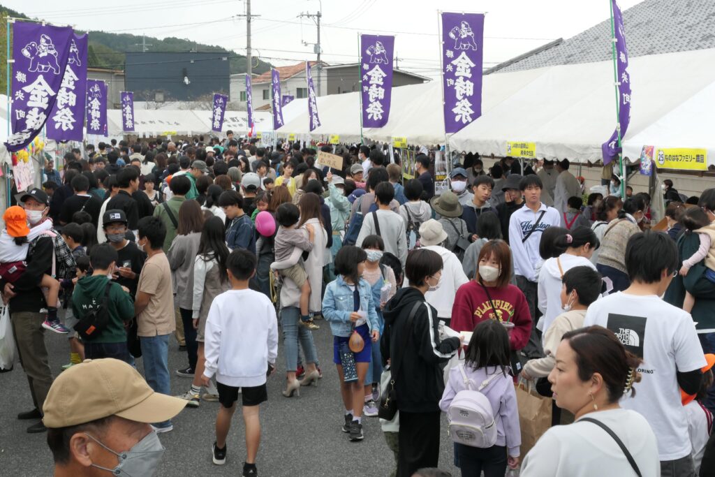 多くの人でにぎわう屋台コーナー=岡山県勝央町で