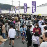 多くの人でにぎわう屋台コーナー=岡山県勝央町で