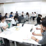 山本さんらの話に耳を傾ける学生たち＝岡山県津山市で