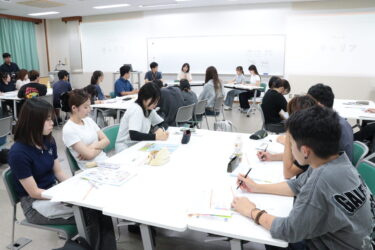山本さんらの話に耳を傾ける学生たち＝岡山県津山市で