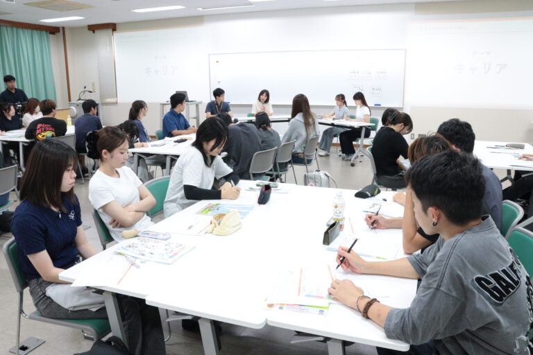 山本さんらの話に耳を傾ける学生たち＝岡山県津山市で