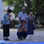 経をあげる清田住職（右）