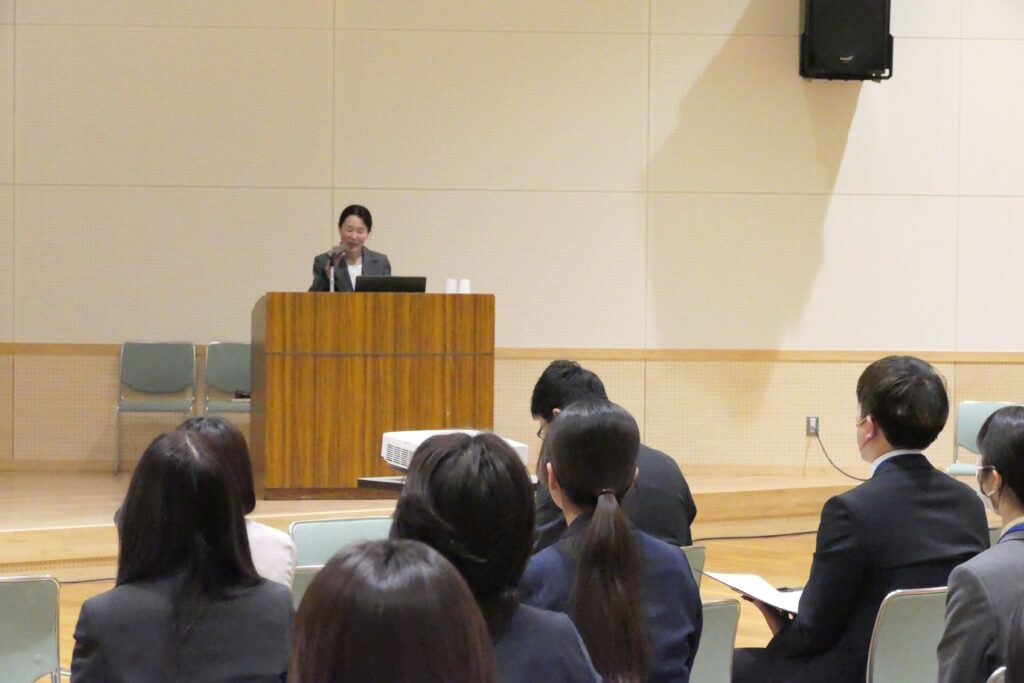 講演を行う佐藤事務副参事