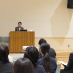 講演を行う佐藤事務副参事