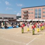 多くの市民らでにぎわう「白梅祭」の会場=岡山県津山市で