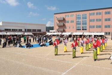 多くの市民らでにぎわう「白梅祭」の会場=岡山県津山市で