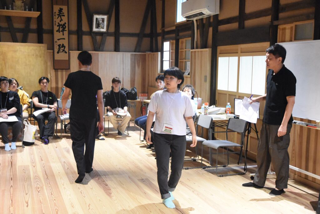 早速大谷監督の熱血指導がスタート=岡山県津山市で