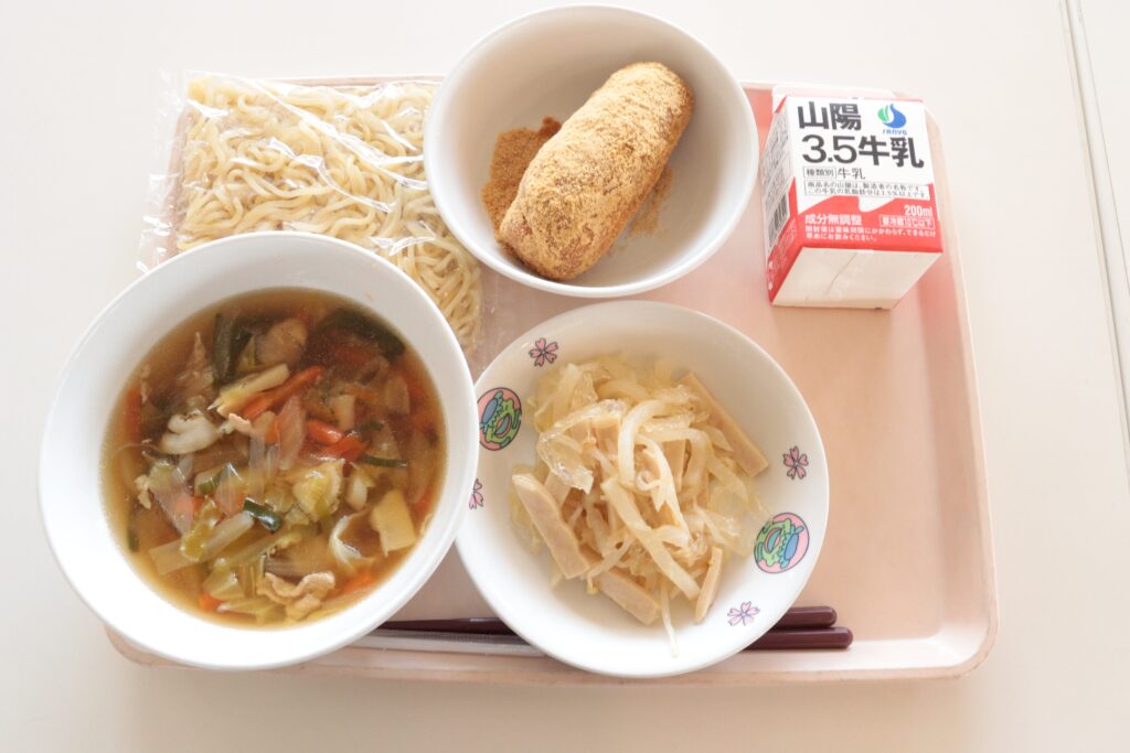 配膳された給食