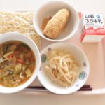 配膳された給食