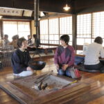 営業再開し、常連客や観光客らでにぎわう店内＝岡山県鏡野町で