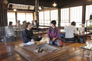 営業再開し、常連客や観光客らでにぎわう店内＝岡山県鏡野町で