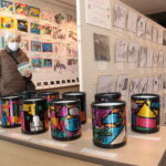 会場に並ぶ子どもたちの多彩な力作=岡山県鏡野町で