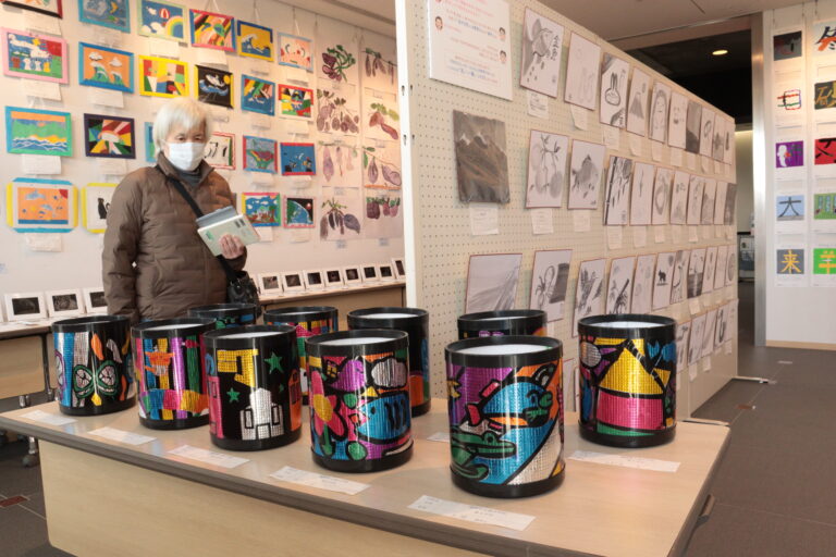 会場に並ぶ子どもたちの多彩な力作=岡山県鏡野町で