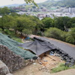 長柄櫓下の発掘現場＝岡山県津山市で