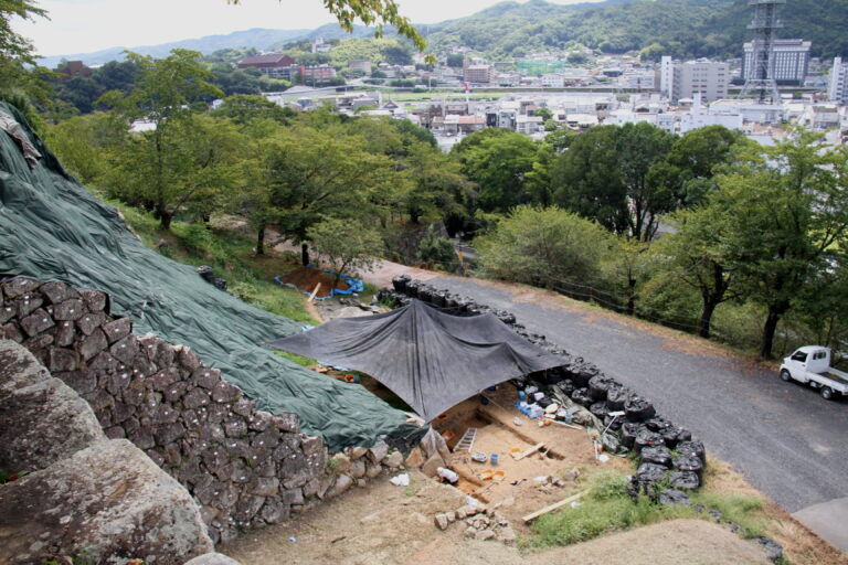 長柄櫓下の発掘現場＝岡山県津山市で