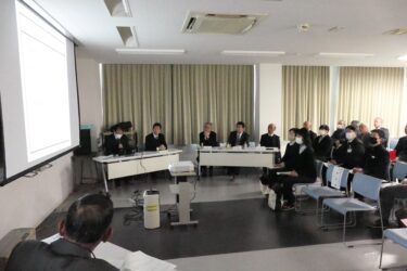 津山東中で開かれた「津山っ子を守り育てる市民の会」の集会＝岡山県津山市で