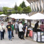 多くの観光客らでにぎわう会場=岡山県真庭市で