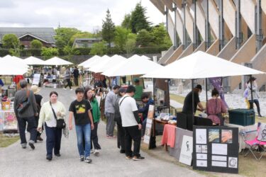 多くの観光客らでにぎわう会場=岡山県真庭市で