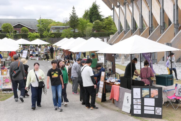 多くの観光客らでにぎわう会場=岡山県真庭市で