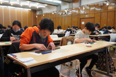 日頃の成果を競う参加者＝岡山県津山市で（小学校低学年）