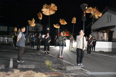 毛やりさばきの練習に励む田町奴保存会の会員=岡山県津山市で