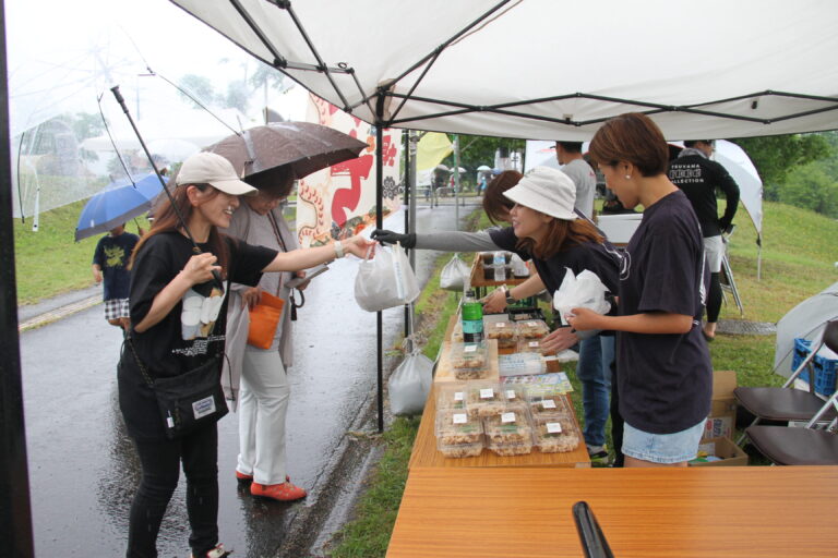自慢の逸品を買い求める人たち＝岡山県津山市で