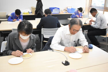 アワを選別する妹尾さん夫妻=岡山県真庭市で