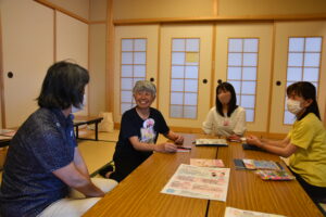 津山東公民館で開催された「子育てトークルームぽかぽか」=岡山県津山市で