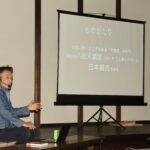 津山市内の建築やゆかりの人物について語る稲葉さん=岡山県津山市で