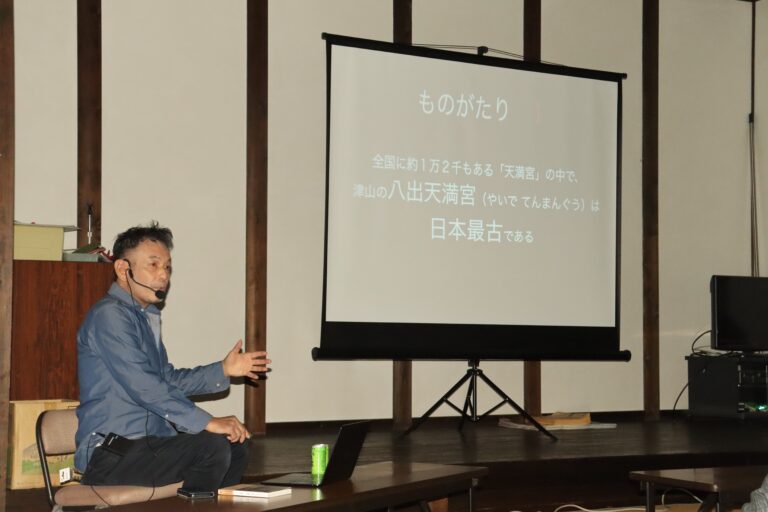 津山市内の建築やゆかりの人物について語る稲葉さん=岡山県津山市で