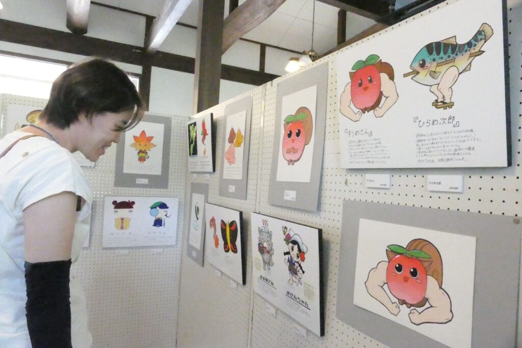 旧町観光協会に展示されている鏡野町非公認キャラクターのデザイン画=岡山県鏡野町で