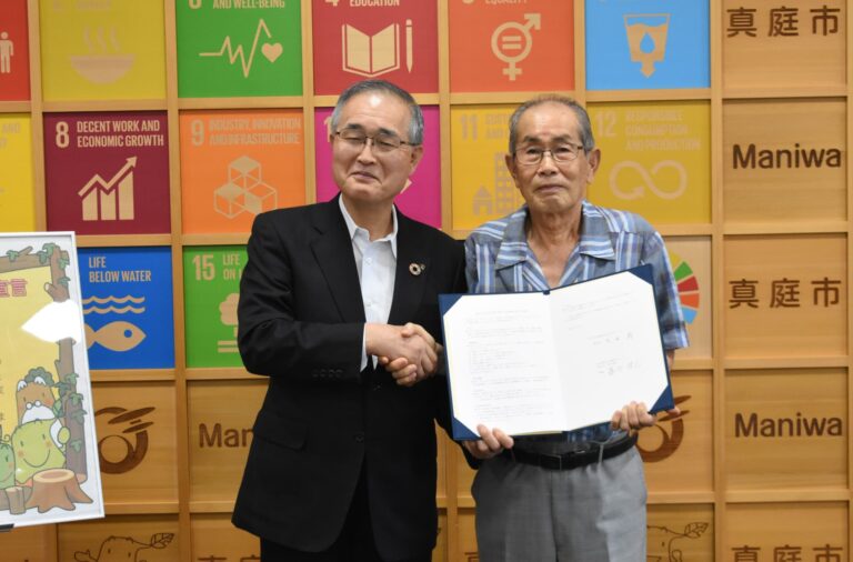 協定書を交換し、握手する藤原理事長（右）と太田市長