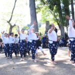 「田植」でサカキの葉をまく男衆