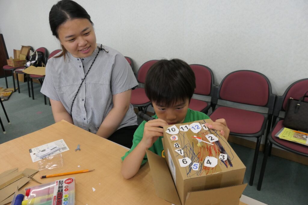 作品を仕上げる子ども