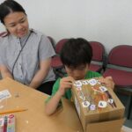 作品を仕上げる子ども