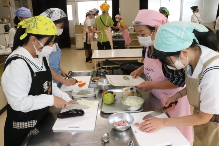 朝食メニューを調理する高校生たち=岡山県津山市で