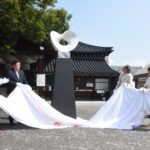 出雲大社美作分院にお目見えした、出雲大社に永久設置されるモニュメント=岡山県津山市で