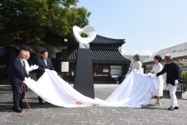 出雲大社美作分院にお目見えした、出雲大社に永久設置されるモニュメント=岡山県津山市で