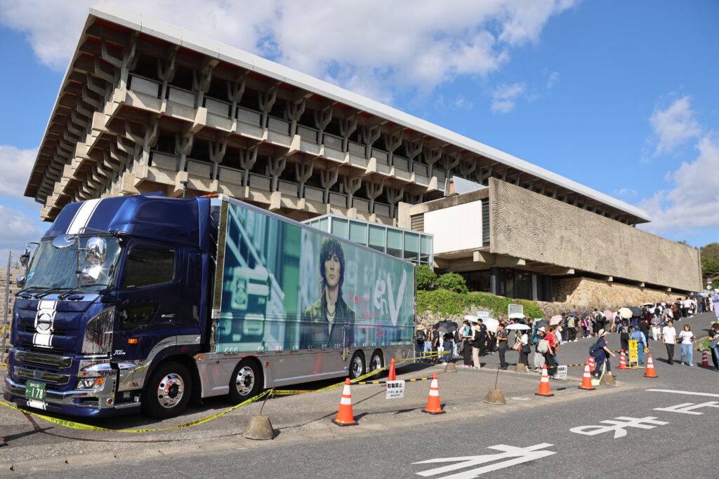 公演を前にファンでにぎわう津山文化センター周辺