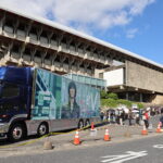 公演を前にファンでにぎわう津山文化センター周辺